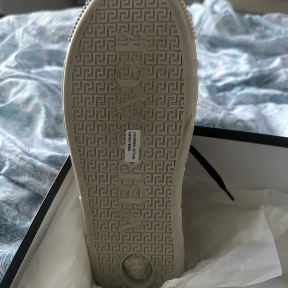 $595 NWT BRAND NEW VERSACE SNEAKERS (40 7m or 9w) - Picture 4 of 9